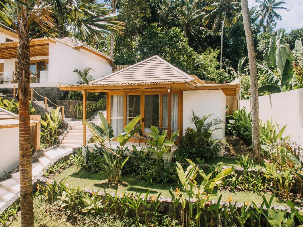 Neano Escape Hotel Manggis  Exterior photo A villa at the resort