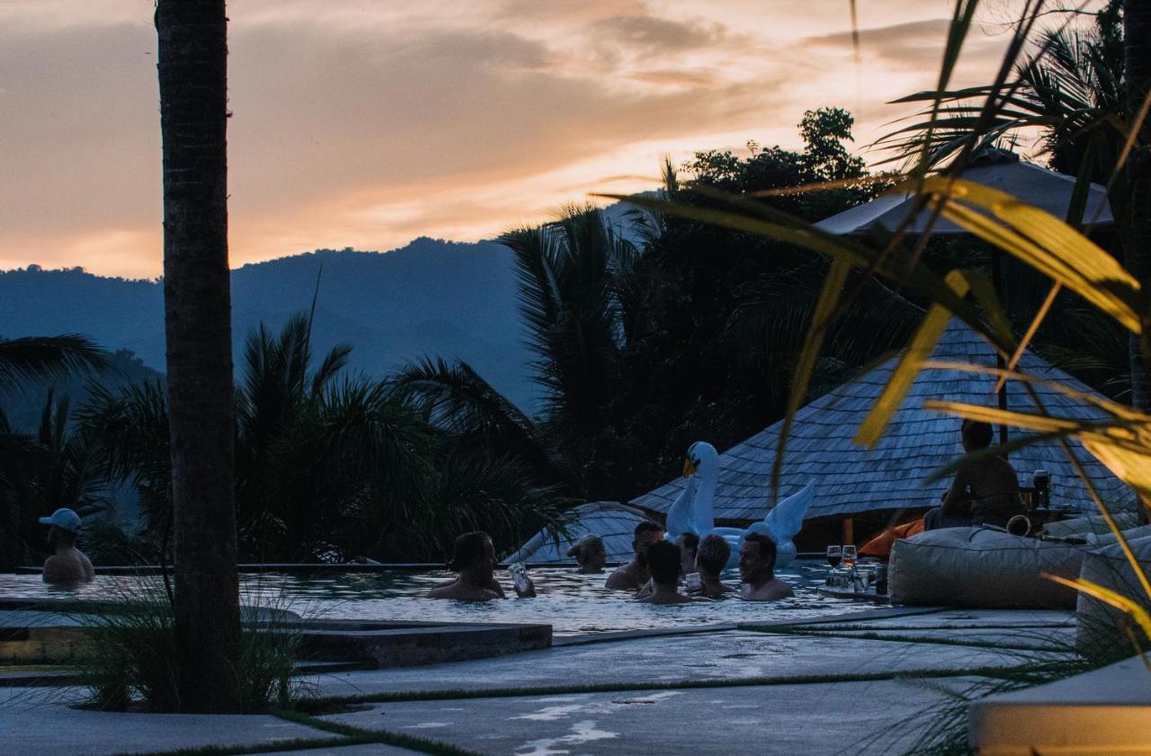 Neano Escape Hotel Manggis  Exterior photo The wreckage of Flight 128