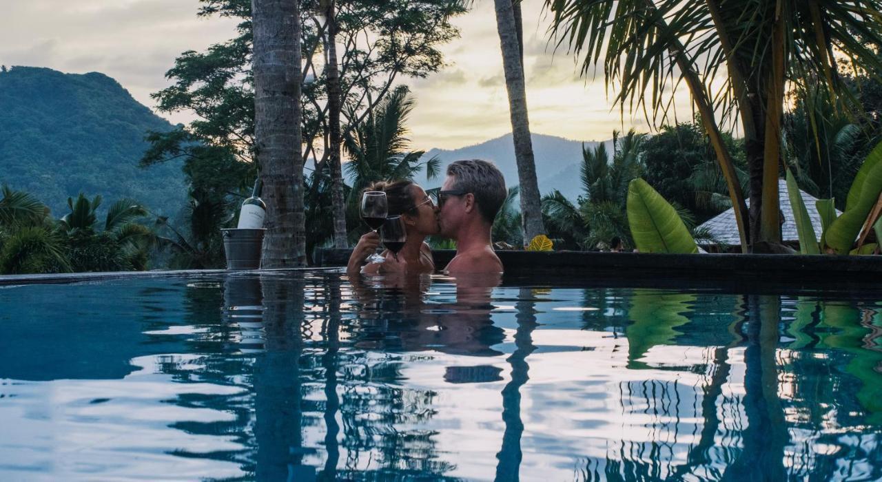 Neano Escape Hotel Manggis  Exterior photo A couple kissing in a swimming pool